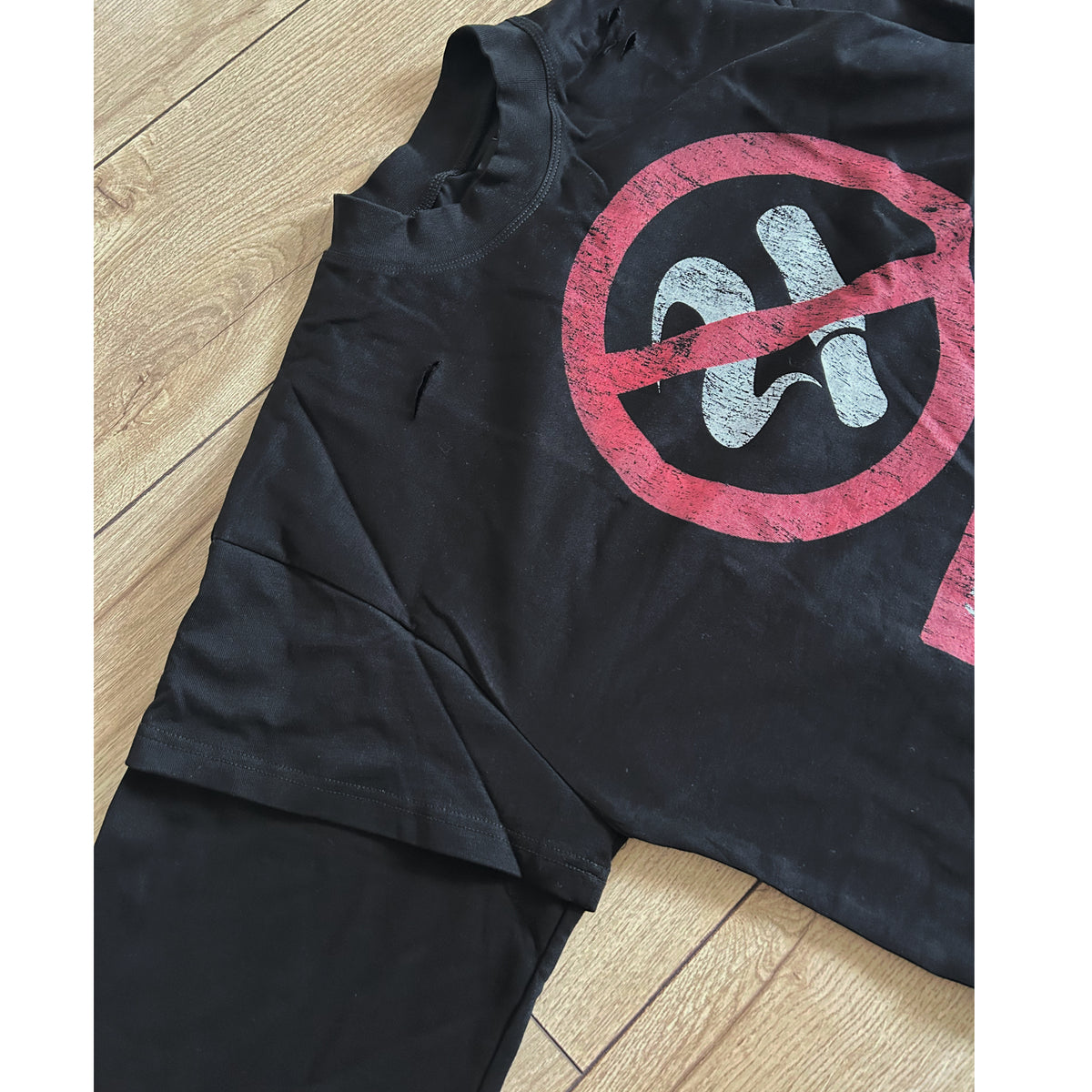 DISTRESSED BLACK LONG-SLEEVE "NO SMOKING"