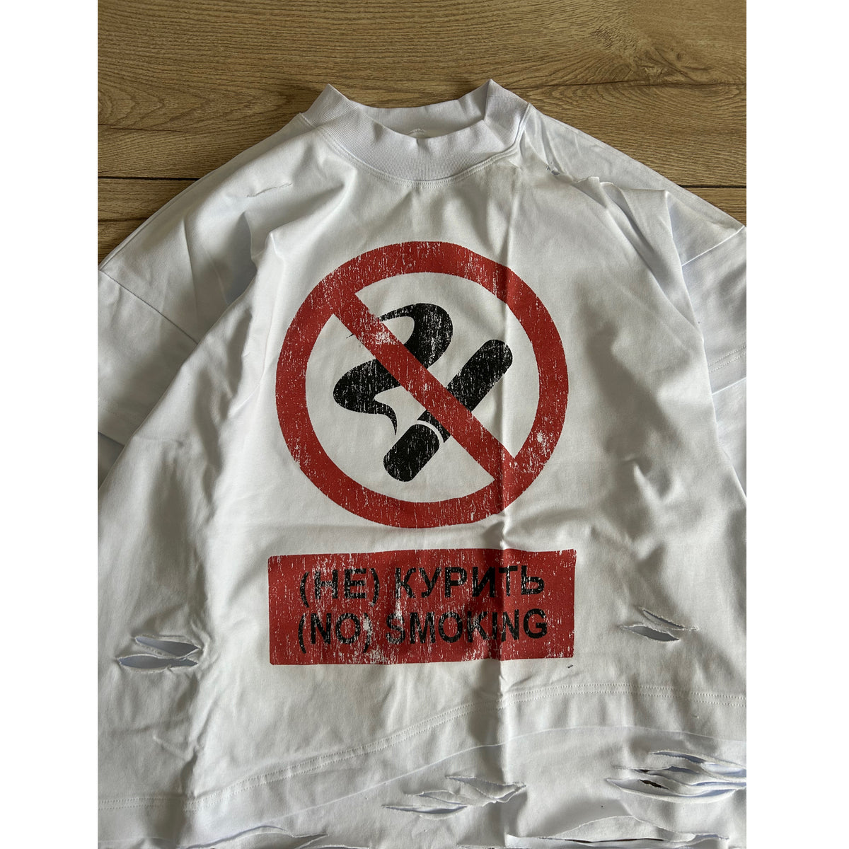 DISTRESSED WHITE LONG-SLEEVE "NO SMOKING"